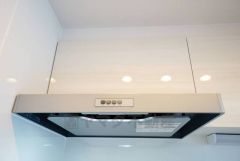 風量が弱・強と切替え可能なレンジフードが調理中の煙をしっかり吸い込みます。手元を照らすライト付きです。