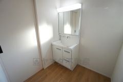 同仕様写真。三面鏡つき洗面台。収納も一体型になっているので、ドライヤーやヘアアイロンの置き場に困りません。