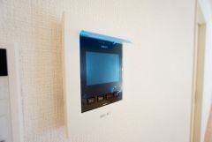 防犯性、セキュリティ対策に安心できるテレビモニター付きインターフォンです。セールスマン対策にもなり安心できます。