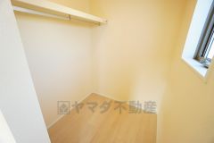 収納力豊富なウォークインクローゼット。洋服や小物などを1箇所にまとめて美しい収納を実現します。スーツケースのような大型の荷物も置けます＾＾