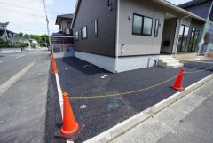 駐車スペースはゆとりある2台分を確保。マイカー用に、お客さま用に、余裕を持ってご利用いただけます。