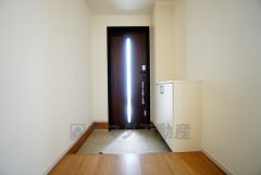 たっぷり収納できるシューズボックスです。家族全員の靴がきれいに整頓できます。棚の上にお花や写真を飾っても良いですね。