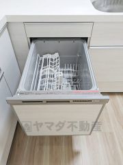 食後の時間にゆとりを与えてくれる食器洗い乾燥機。操作ボタンも上面にあるので、腰をかがめずに操作が楽々。