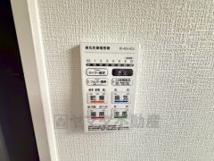 雨の日の洗濯も安心できる浴室暖房乾燥機付き浴室。リモコンで操作もボタン1つで簡単。