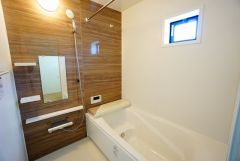 同仕様写真。1日の疲れを癒すくつろぎのバスルーム。足を伸ばしてもゆったりと入れるサイズです。お子様と一緒にお風呂に入っても狭くないですね^^