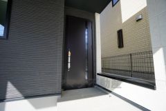 家の顔となる玄関扉がかっこいいと、たくさんの人を招き入れたくなりますね＾＾奥まって設置されており、雨にも濡れにくくなっています。