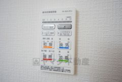 雨の日の洗濯も安心できる浴室暖房乾燥機付き浴室。リモコンで操作もボタン1つで簡単。