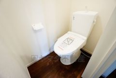 温水洗浄機付トイレです。節水機能もあるので、安心して使えますね。もちろん、1階2階の2ヶ所にトイレがあるので、忙しい朝にもゆとりができますね。