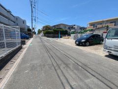 現地（2025年6月5日）撮影。前面道路は広く、車同士がすれ違うスペースが十分にあります。落ち着いた住宅地内で快適な生活を実現してみませんか＾＾