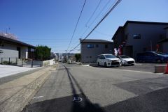 北西側道路。一戸建ての多いエリア。落ち着いた雰囲気で快適な生活を送れます。