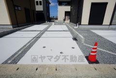 駐車スペースはゆとりある3台分を確保。マイカー用に、お客さま用に、余裕を持ってご利用いただけます。