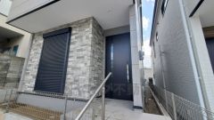 家の顔となる玄関扉がかっこいいと、たくさんの人を招き入れたくなりますね＾＾奥まって設置されており、雨にも濡れにくくなっています。