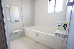 1日の疲れを癒すくつろぎのバスルーム。足を伸ばしてもゆったりと入れるサイズです。お子様と一緒にお風呂に入っても狭くないですね^^