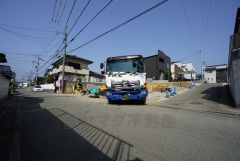 現地（2023年3月10日）撮影。前面道路幅員6メートルで車が停めやすい環境。日当たり、風通し良好です。