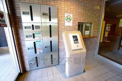 オートロックは、外部の人が自由に建物内に出入りできないため、不審者の侵入防止効果があります。