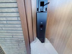 お子様を抱っこしながら簡単に開けられるのが便利なスマートキー。