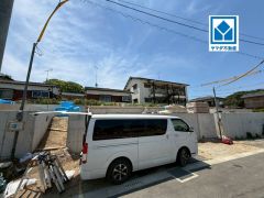 現地（2026年5月11日）撮影。八田小学校徒歩7分。スーパー・コンビニ・ドラッグストアも徒歩10分圏内に揃っています＾＾快適でゆとりのある生活空間で新生活を始めましょう^^