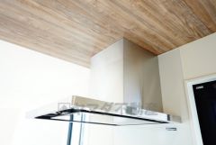 お手入れが簡単なスリム型レンジフードです。調理により発生する油煙や臭いを吸い込み、屋外へ排気してくれます。