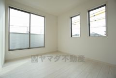 同仕様写真。寛ぎの時間を紡ぎだす主寝室は、大型ベッドを置いても余裕の広さを確保しています。