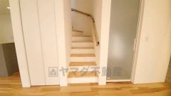 小さなお子様やご高齢の方でも安心できる、手すり付き階段。段差も低めで設定されており、安全性にも優れています。