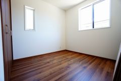 2面採光を確保した明るい室内は、風通しも良く、大変居心地の良い空間となっております。爽やかな風を感じて起きる朝は、快適生活の始まりに。