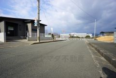 前面道路は広く、車同士がすれ違うスペースが十分にあります。落ち着いた住宅地内で快適な生活を実現してみませんか＾＾