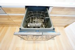 食事の後の手間を解消する食器洗い乾燥機付。冬場の洗い物で手荒れの悩みもなくなります。手洗いよりも節約できて便利。