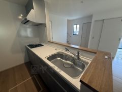 対面式カウンターキッチンからはお子様の様子が見守れます。ダイニングへの配膳や調理の時便利なカウンター付き。