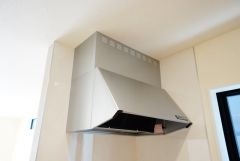 お手入れが簡単なスリム型レンジフードです。調理により発生する油煙や臭いを吸い込み、屋外へ排気してくれます。
