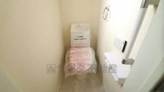 温水、暖房、ウォシュレット付の高機能トイレです。