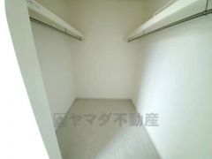 季節物の衣類もスッキリ収納できるウォークインクローゼット。クローゼット内で洋服のコーディネートから着替えまで中で出来るので、部屋が散らかりにくいです。