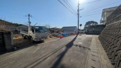 現地（2026年2月9日）撮影。大型車の通行が少なく、騒音や振動が少ないので静かで快適な生活を送れます。落ち着いた住宅地内で快適な生活を実現してみませんか。