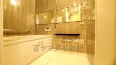 横長の鏡が、空間に奥行をもたらし、広々としたバスルームを印象付けています。