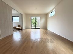 大きな窓のあるリビングは、陽光あふれる明るい空間です。居心地良く、ご家族皆がゆったり寛げる憩いの空間となりそうです。