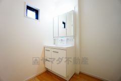 三面鏡つき洗面台。鏡裏にたっぷりとした収納スペースがあります。鏡を閉めてしまえば小物は見えないため、スッキリとした印象の洗面台にできます。