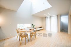 リビングは広々とした設計で、家族が集い、寛ぐ暮らしの空間を演出しています。思い思いの時間を過ごしたり、家族みんなで食事をしたり、素敵な団らんの場になりますね。