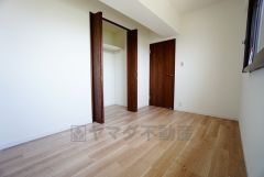 住む人のこだわりを活かす洋室。日当たりがよく、寝室としての利用もおすすめ。広めのクローゼットには荷物をすっきり片付けられ、ゆとりのある暮らしが出来ます＾＾