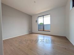 2面採光を確保した明るい室内は、風通しも良く、大変居心地の良い空間となっております。爽やかな風を感じて起きる朝は、快適生活の始まりに。