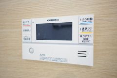 湯量・湯温の設定、そして保温までワンタッチのフルオートバス。便利な追い炊き機能付きです。