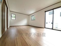 大きな窓のあるリビングは、陽光あふれる明るい空間です。居心地良く、ご家族皆がゆったり寛げる憩いの空間となりそうです。