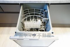 食事の後の手間を解消する食器洗い乾燥機付。冬場の洗い物で手荒れの悩みもなくなります。