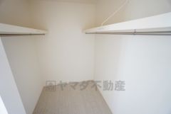 収納力豊富なウォークインクローゼット。洋服や小物などを1箇所にまとめて美しい収納を実現します。スーツケースのような大型の荷物も置けます＾＾