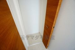 同仕様写真。2階の廊下にも収納を確保。各居室に入りきれなかった荷物や、2階で使用する日用品のストック置き場に便利です。