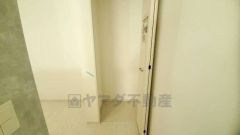 まとめ買いしてもこの収納量なら心配要らずのパントリー。調理家電や食品のストックをすっきりまとめられ、キッチン周りを広々使えます。