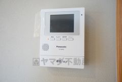 防犯性、セキュリティ対策に安心できるテレビモニター付きインターフォンです。セールスマン対策にもなり安心できます。