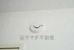 火災発生をいち早く知らせてくれる火災報知器は標準装備です。