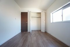 同仕様写真。各部屋に収納が完備されているので、お荷物が増えても安心の設計です。