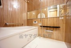 人造大理石浴槽、防汚成分でキレイが長持ち。リラックスできるバスタイムを過ごせま す。