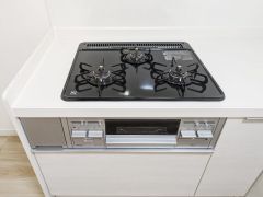 同時にたくさんの料理が調理できる3口コンロ。長時間熱を通しておきたい煮込み料理を作りながら、炒め物など同時進行で進められます。