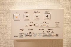壁リモコンタイプのウォシュレット付き。